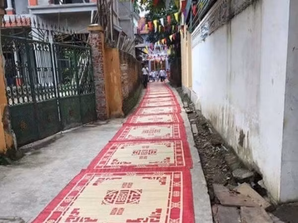 “Dở khóc dở cười” hình ảnh cả họ trải chiếu "từ nhà ra ngõ" khi biết cháu dẫn người yêu về