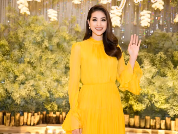 Phạm Hương diện đầm dạ hội vàng rực đầy khí chất sau tuyên bố làm Nhà thiết kế