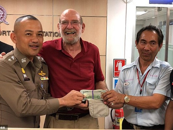 “Tài xế taxi trung thực nhất thế giới” trả lại hơn 230 triệu tiền mặt khách bỏ quên trên xe