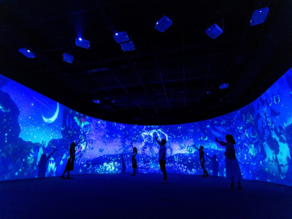 Gặp gỡ loạt nhân vật Marvel, ngôi sao nổi tiếng thông qua công nghệ AR "siêu xịn"