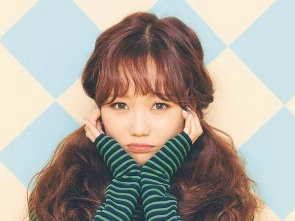 Chỉ vì ăn uống trong lúc livestream, nữ idol này bị chê bai ngay lập tức
