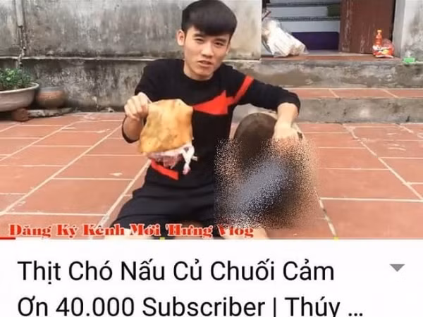 Con trai bà Tân Vlog bị cộng đồng mạng kêu gọi tẩy chay vì đăng tải clip làm thịt chó