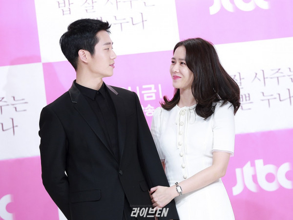 Jung Hae In “thả thính” chị đẹp Son Ye Jin từ trên phim đến ngoài đời