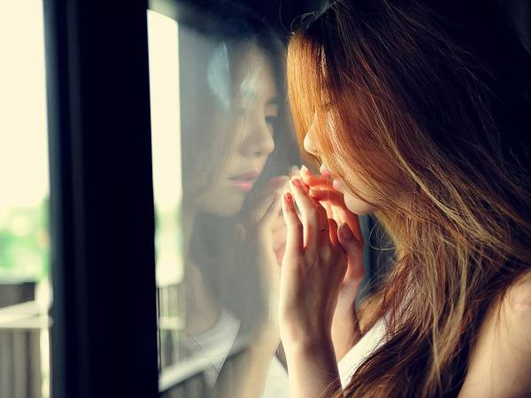 Góc trú ẩn tâm hồn: Khung cửa sổ nắng xanh