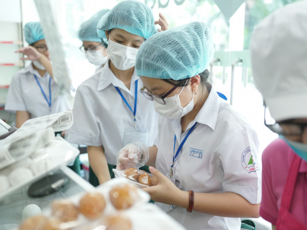 Một ngày làm nhân viên siêu thị, chúng tớ đã học được những điều cực hay ho thế này...