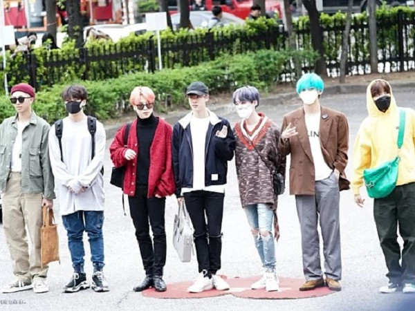 Buồn chưa, Music Bank không cho fan K-Pop chụp hình idol trên đường đến diễn nữa rồi