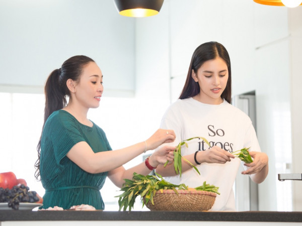 Hoa hậu Tiểu Vy mộc mạc, nhắng nhít vào bếp nấu ăn cùng mẹ nhân ngày 8/3