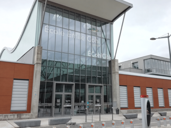 Trường cao đẳng bôi đen da sinh viên để… tăng sức hút của nhà trường!