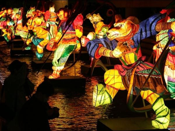 Đắm chìm trong không gian ánh sáng với lễ hội đèn lồng khổng lồ 