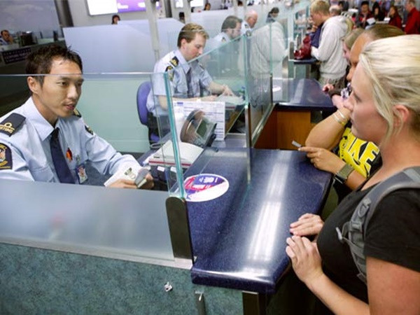 Đến New Zealand, phải cung cấp mật mã điện thoại nếu được yêu cầu