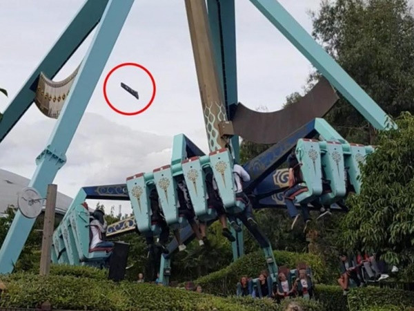 "Hết hồn" khi thấy mảnh ghế bỗng văng xa khi đang chơi đu quay cách mặt đất 20 m