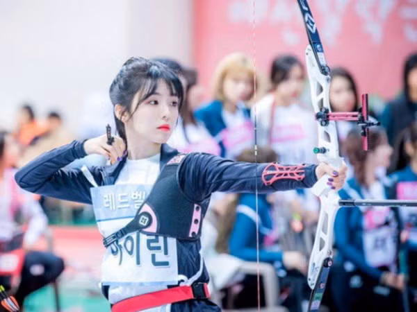 Nhờ tài bắn cung của Irene (Red Velvet), bao nhiêu idol K-Pop được chén gà rán thỏa thích