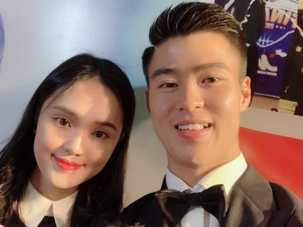 Hành động Duy Mạnh dành cho bạn gái sau trận gặp Indonesia khiến tất cả ghen tị