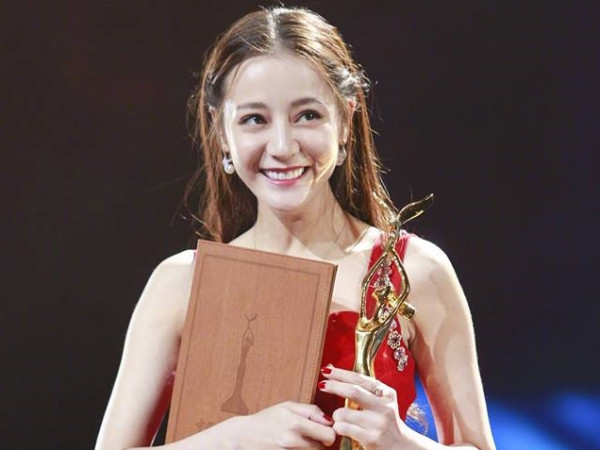 Cư dân mạng "ngã ngửa" khi Địch Lệ Nhiệt Ba trở thành "Thị Hậu" Kim Ưng