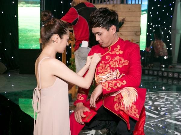 Bắt gặp Bảo Anh "nâng khăn, sửa túi" cực tình cảm cho Hồ Quang Hiếu