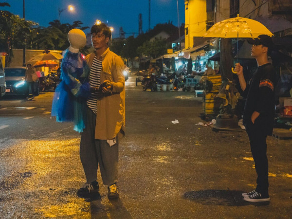 Sau khi Trâm Anh sinh em bé, Justatee giữ đúng lời hứa "thả xích" MV "Thẳng Điên"