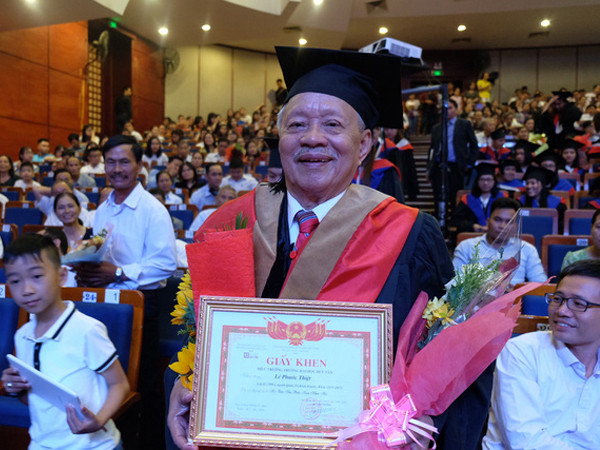 Đà Nẵng: Cụ ông hoàn thành ước mơ nhận bằng thạc sĩ ở tuổi 85