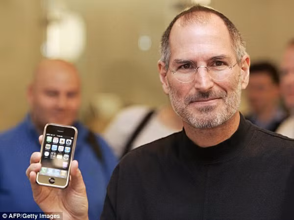 Apple trở thành hãng công nghệ đầu tiên cán mốc giá trị nghìn tỷ đô la