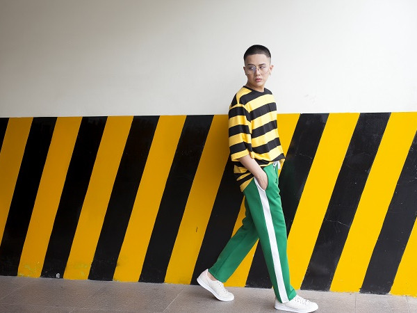 Theo chân Duy Khánh xuống phố với những bộ trang phuc mùa Hè năng động, bắt mắt