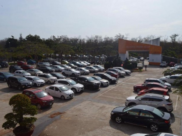 Dàn xế hộp từ trong sân trường tràn ra ngoài cổng tại buổi họp phụ huynh ở Gia Lai