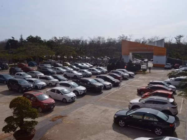 Dàn xế hộp từ trong sân trường tràn ra ngoài cổng tại buổi họp phụ huynh ở Gia Lai