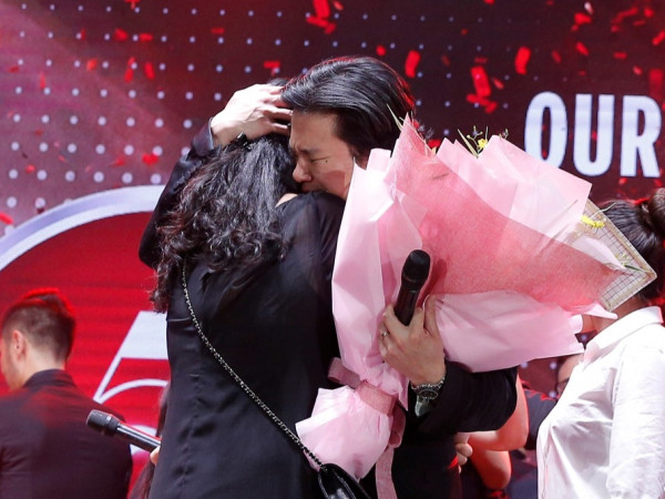 Tiên Tiên đến chúc mừng thầy Thanh Bùi trong đêm nhạc quy tụ nhiều tài năng trẻ