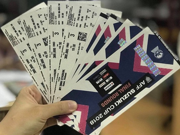 Bắt tại trận bảo vệ Liên đoàn Bóng đá Việt Nam tuồn vé mời cho trùm phe vé chuyên nghiệp