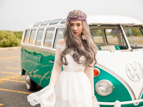 Hari Won bất ngờ hoá cô gái di-gan, gây tò mò với phong cách thời trang du mục 