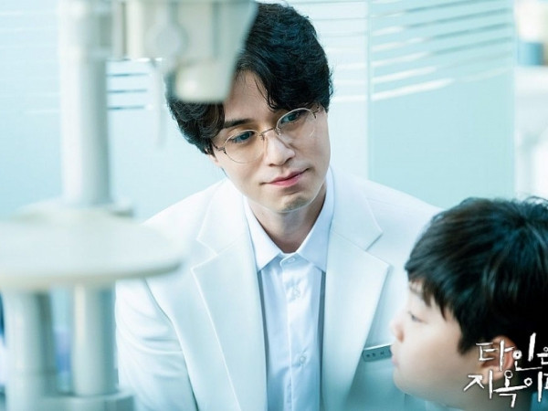 “Chàng host quốc dân” Lee Dong Wook hóa nha sĩ siêu đáng sợ trong phim mới