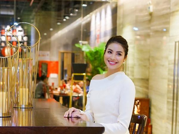 Hoa hậu Phạm Hương ra mắt MV “Và lắng nghe mình” đầy cảm xúc tri ân khán giả