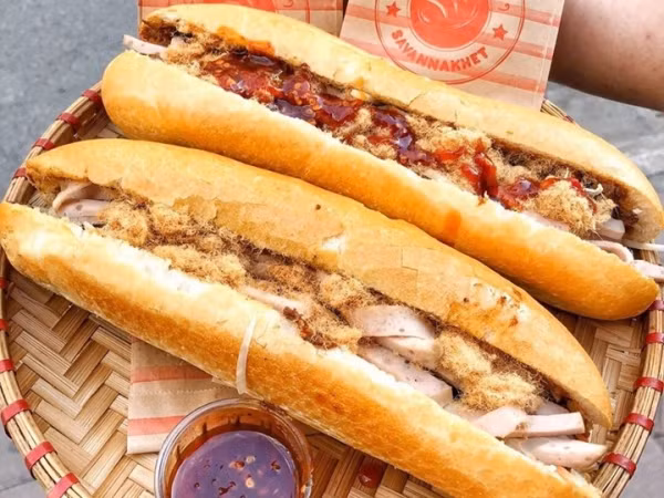 Mời bạn thử ăn bánh mỳ kiểu Lào xem có gì khác với bánh mì Việt Nam 