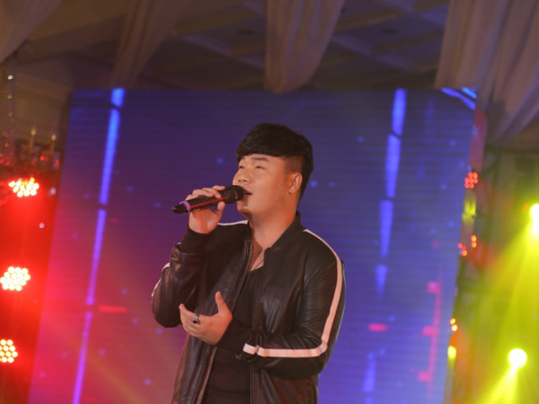 Hamlet Trương lần đầu hát live ca khúc sáng tác riêng cho thần tượng 