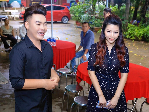 Nhà văn trẻ Hamlet Trương tự tay vác gạo đến thăm viện dưỡng lão