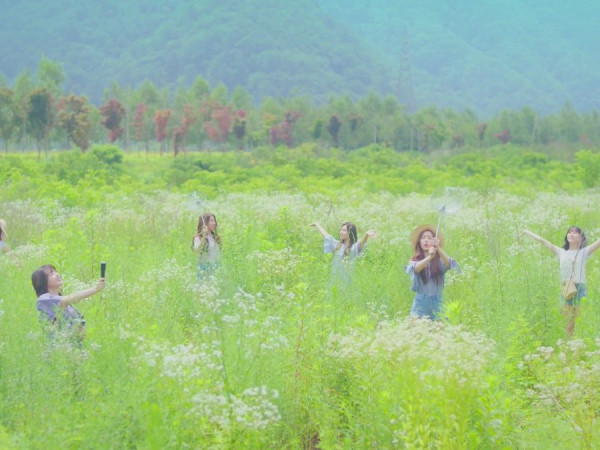 Mùa Hè trở nên đáng yêu và dịu mát hơn với MV "Love Whisper" của GFriend