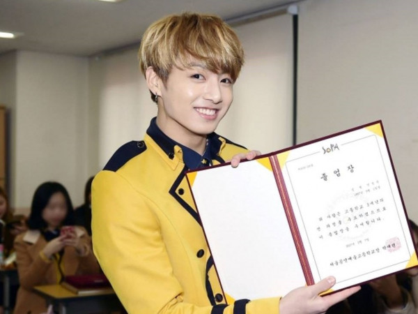 Đến lễ tốt nghiệp trung học của idol K-Pop cũng không được fan cuồng buông tha