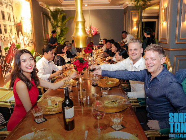 Á hậu Thúy Vân gặp gỡ chuyên gia, học hỏi kinh nghiệm dẫn dắt show truyền hình Shark Tank 