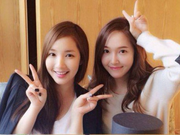 Đôi bạn thân Park Min Young - Jessica lại đốn tim fan bằng hành động cưng muốn xỉu