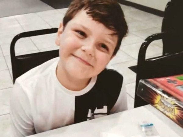 Câu chuyện tuyệt đẹp xảy ra khi cậu bé tự kỷ đưa tờ giấy cho người ngồi cạnh…