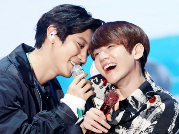 Chanyeol và Baekhyun có bị vướng lời nguyền nào không, mà chẳng bao giờ ôm nhau thân thiết?
