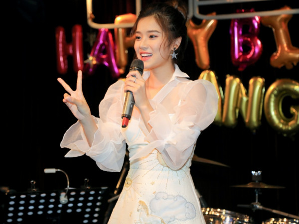 Hoàng Yến Chibi liên tục bật khóc vì xúc động trong buổi offline mừng sinh nhật