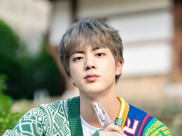 Không hổ danh visual của BTS, Jin liên tục khoe vẻ đẹp cực phẩm trong “Back Swan”