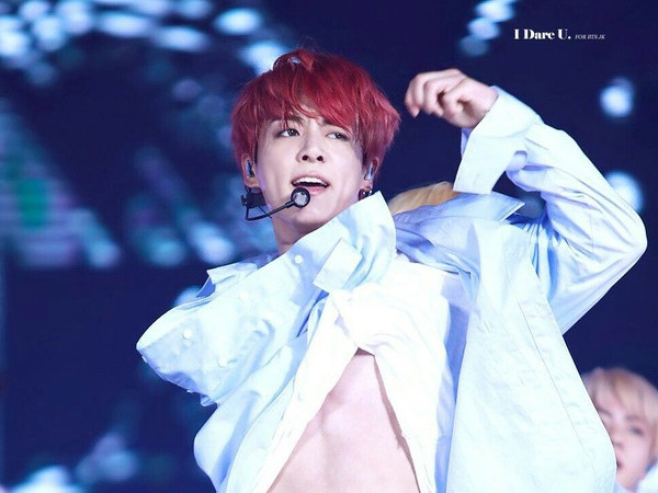Đâu chỉ có các nữ idol, mà Jungkook (BTS) cũng có vòng eo khiến fan trầm trồ
