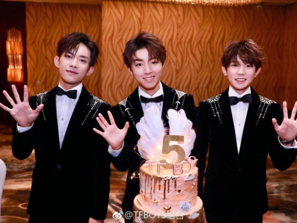 Fan mừng rơi nước mắt khi TFBOYS hội ngộ đông đủ đúng ngày kỉ niệm 5 năm thành lập