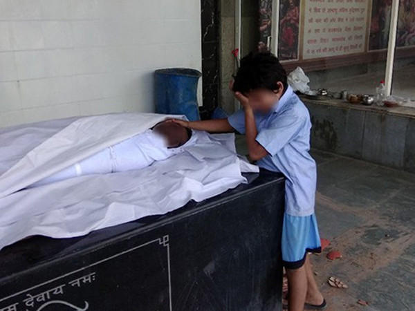 Cậu bé khóc bên thi hài cha làm lay động dân mạng, sau 1 ngày quyên góp được 10 tỷ đồng