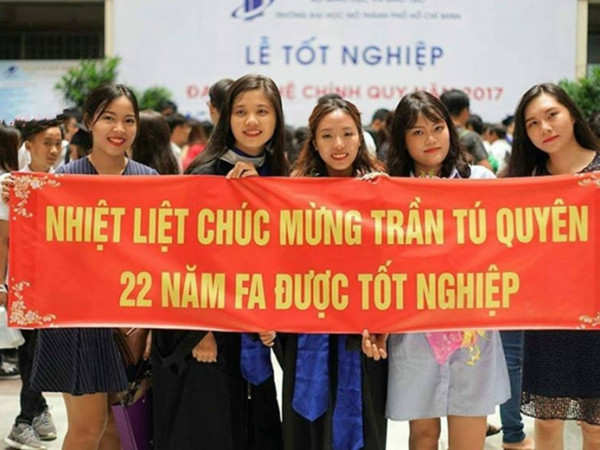 Cư dân mạng "cười ngất" với tấm băng rôn của hội bạn thân "chất hơn nước cất" này