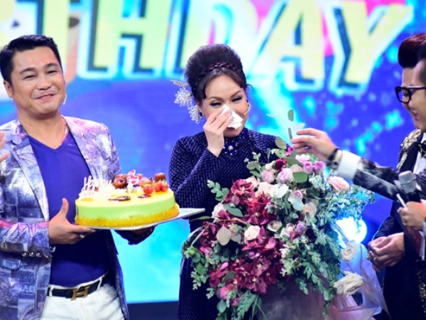 Được ê-kíp chương trình tổ chức sinh nhật bất ngờ, Việt Hương xúc động bật khóc 