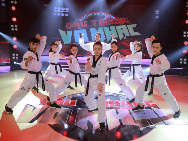 Các đội võ nhạc trình diễn công phu trên nền hit của BTS, The Chainsmokers 