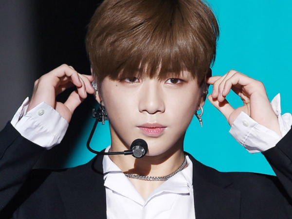 Chỉ gỡ tai nghe thôi, idol cũng khiến fan phát sốt vì quá ấn tượng