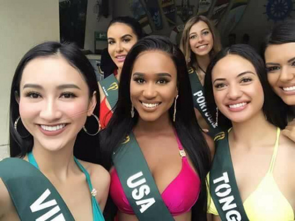 Hà Thu tự tin trả lời tiếng Anh, hát "Hello Vietnam" gửi đến bạn bè quốc tế