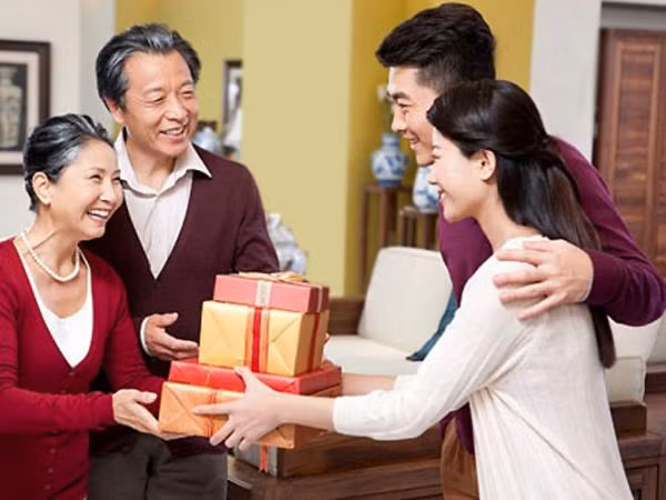 Cần chuẩn bị những gì cho lần đầu diện kiến mẹ của "gà bông"?